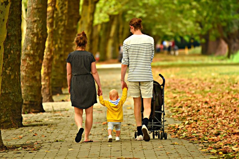 Familie im Wald